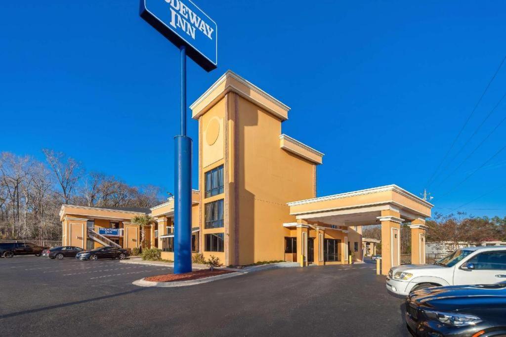 Rodeway Inn Лъмбъртън Екстериор снимка