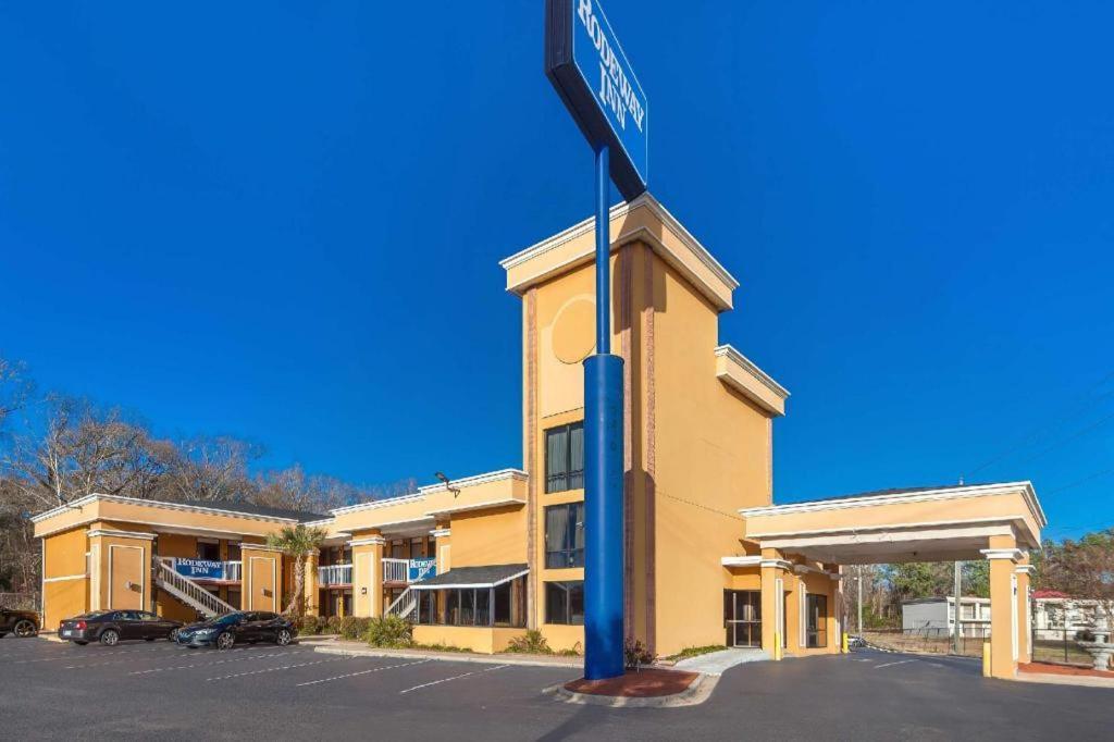 Rodeway Inn Лъмбъртън Екстериор снимка