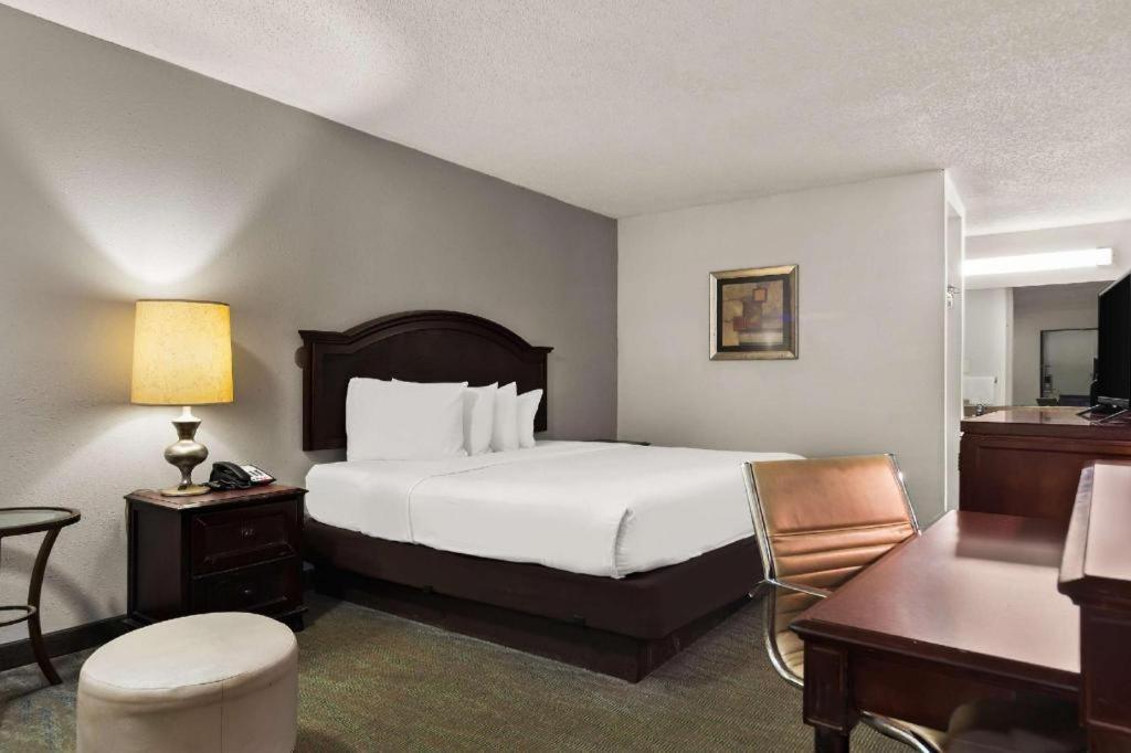 Rodeway Inn Лъмбъртън Екстериор снимка
