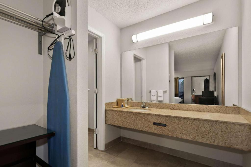 Rodeway Inn Лъмбъртън Екстериор снимка