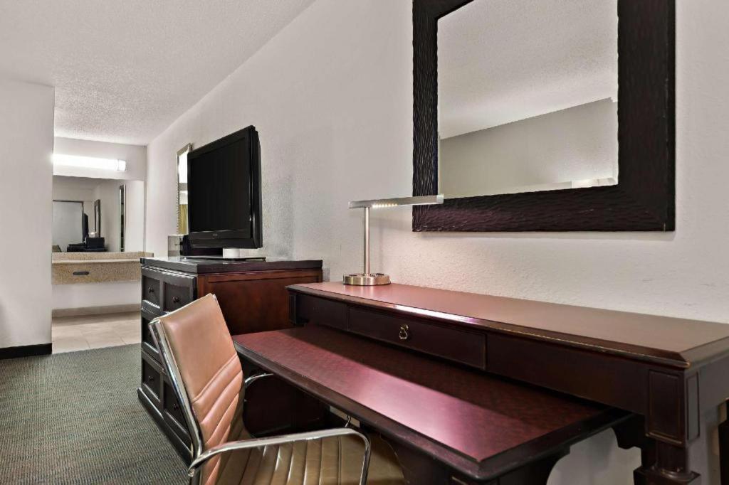 Rodeway Inn Лъмбъртън Екстериор снимка